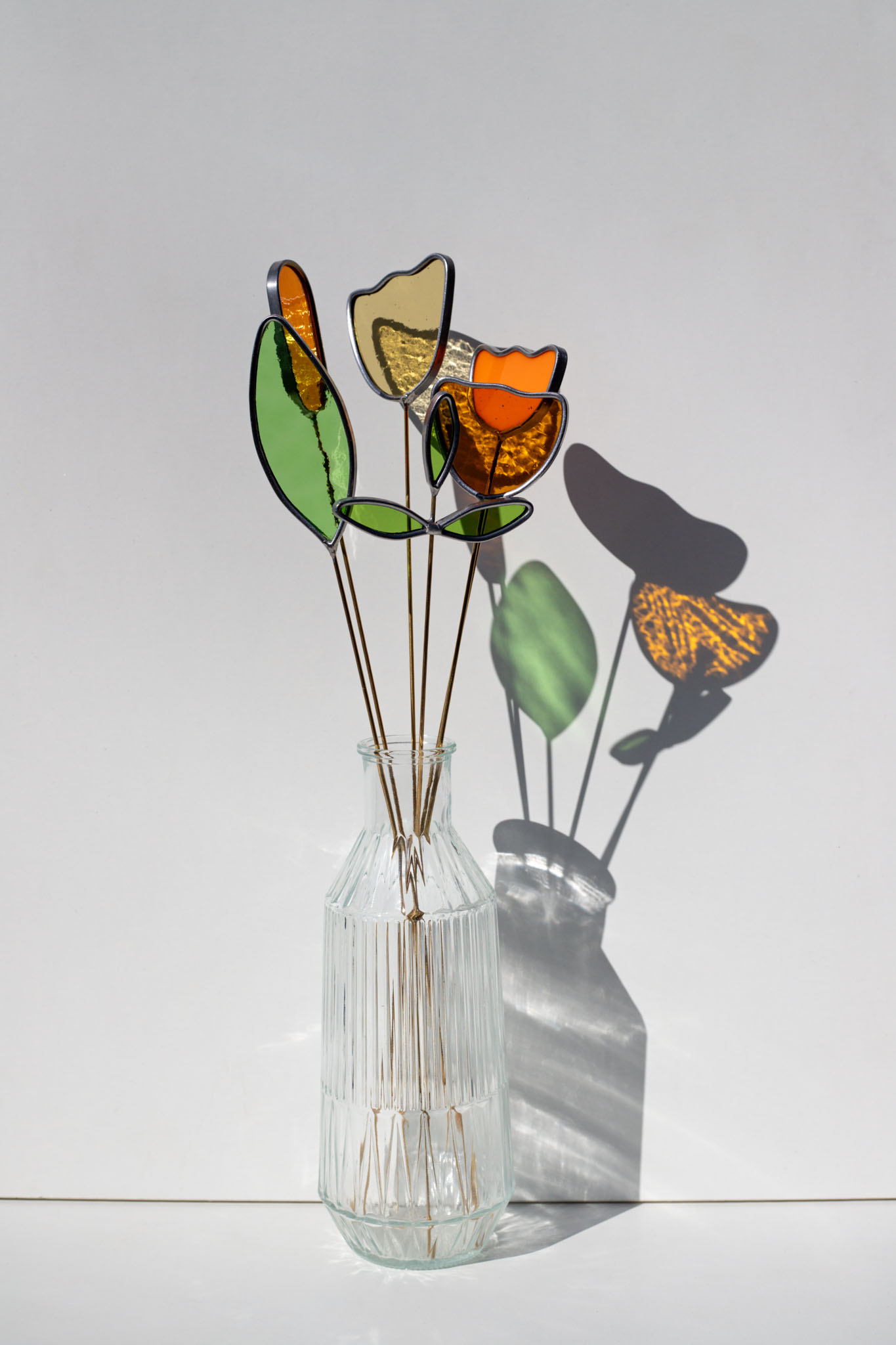 Farebná kytica kvetov z vitrážového skla, originálny umelecký darček k narodeninám pre ženu