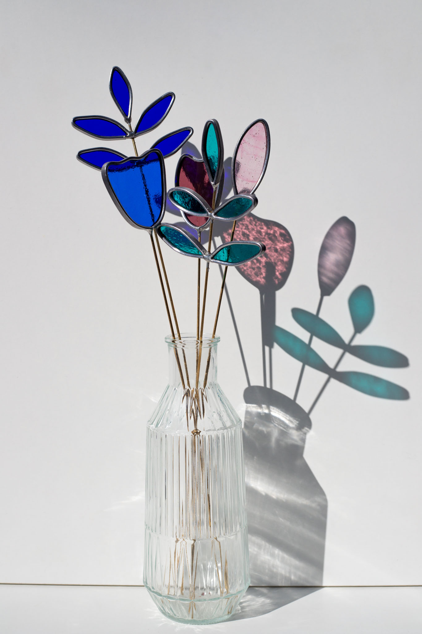 Farebná kytica kvetov z vitrážového skla, originálny umelecký darček k narodeninám pre ženu