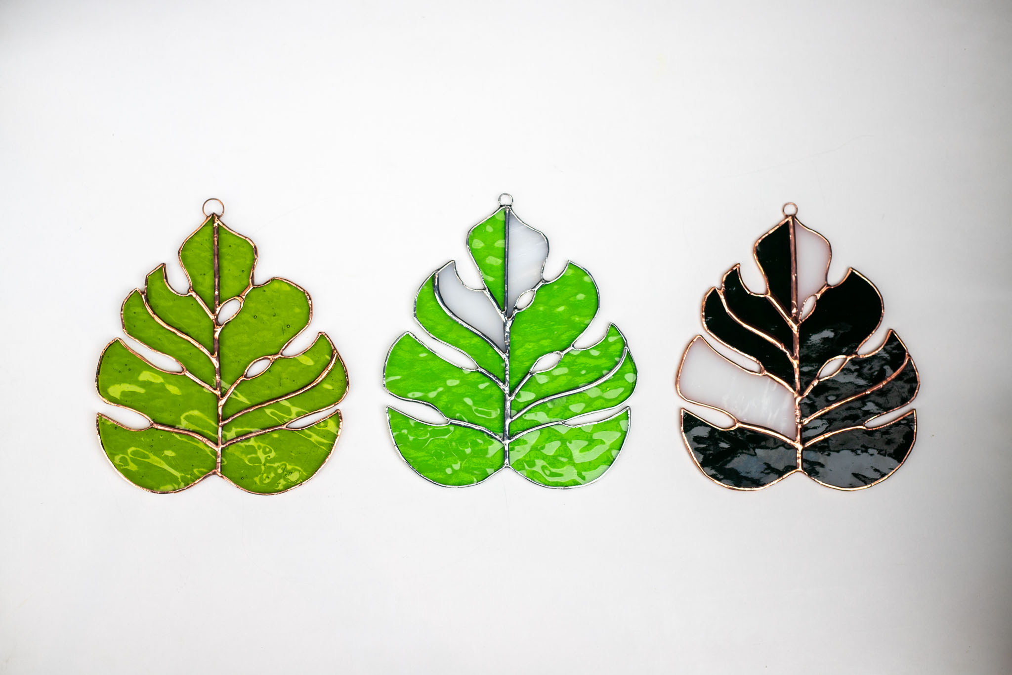 Závesná dekorácia do interiéru – dizajnový doplnok v tvare listu Monstera Deliciosa