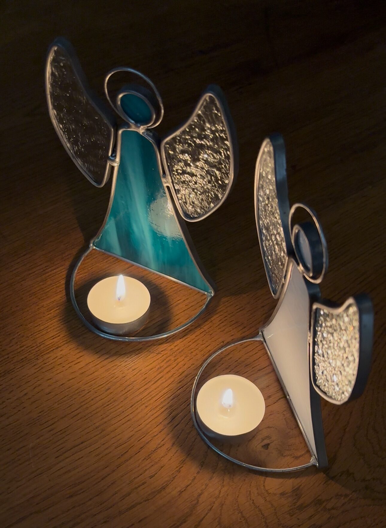 Stojaci sklenený anjel: pohľad do zákulisia tvorby