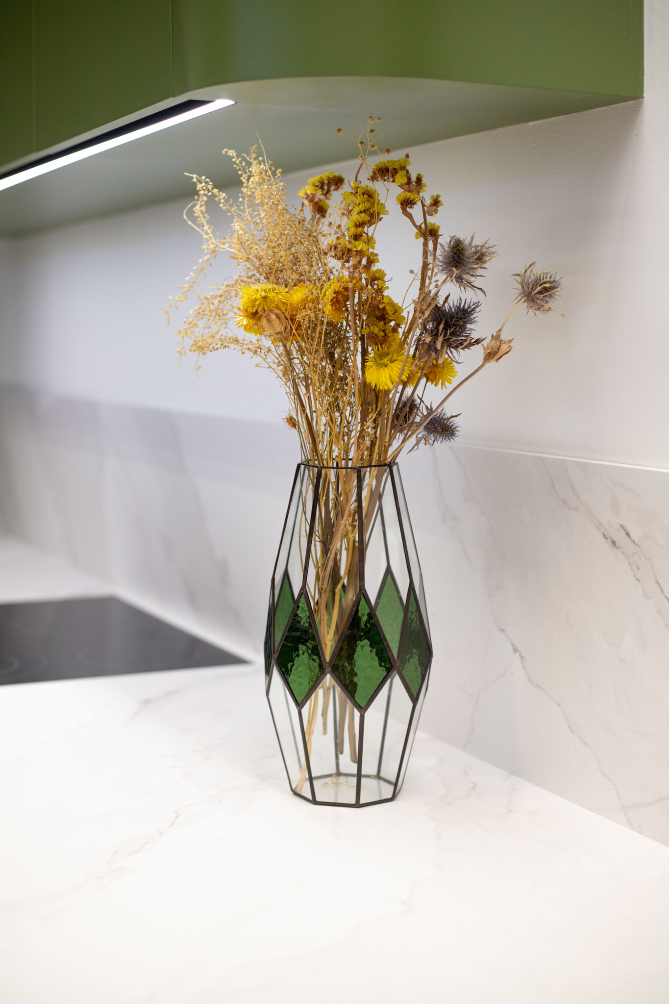 Moderná dizajnová váza z ručne vyrobeného farebného skla s organickým tvarom, ideálna na dekoráciu interiéru a čerstvé kvety