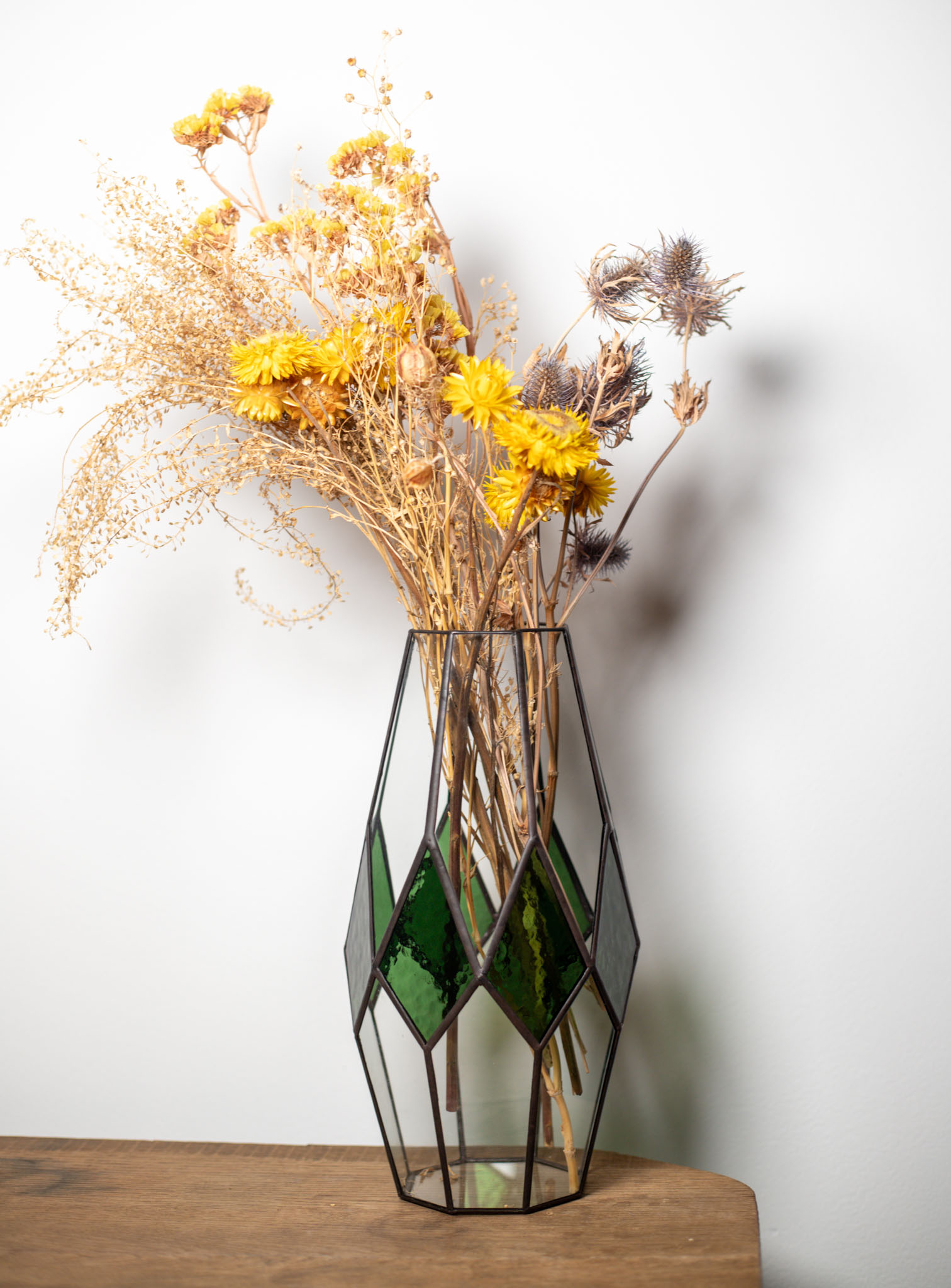 Ručne vyrobená vitrážna váza s farebným sklom Naturium – Tiffany technika, dekoratívna sklenená váza do interiéru alebo ako originálny darček