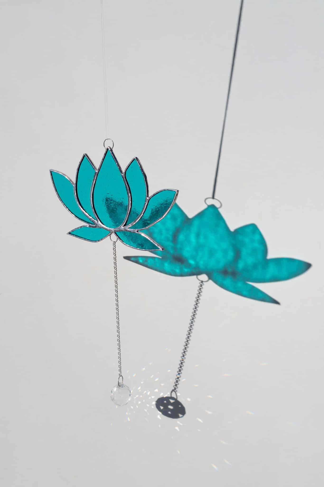 Závesná dekorácia do okna v tvare lotosu vyrobená Tiffany technikou.