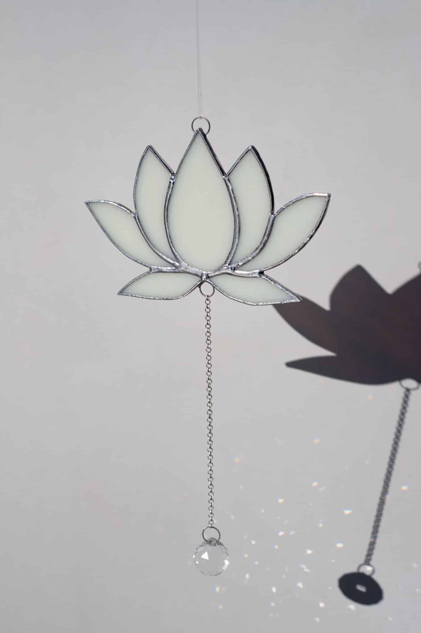 Závesná dekorácia do okna v tvare lotosu vyrobená Tiffany technikou.