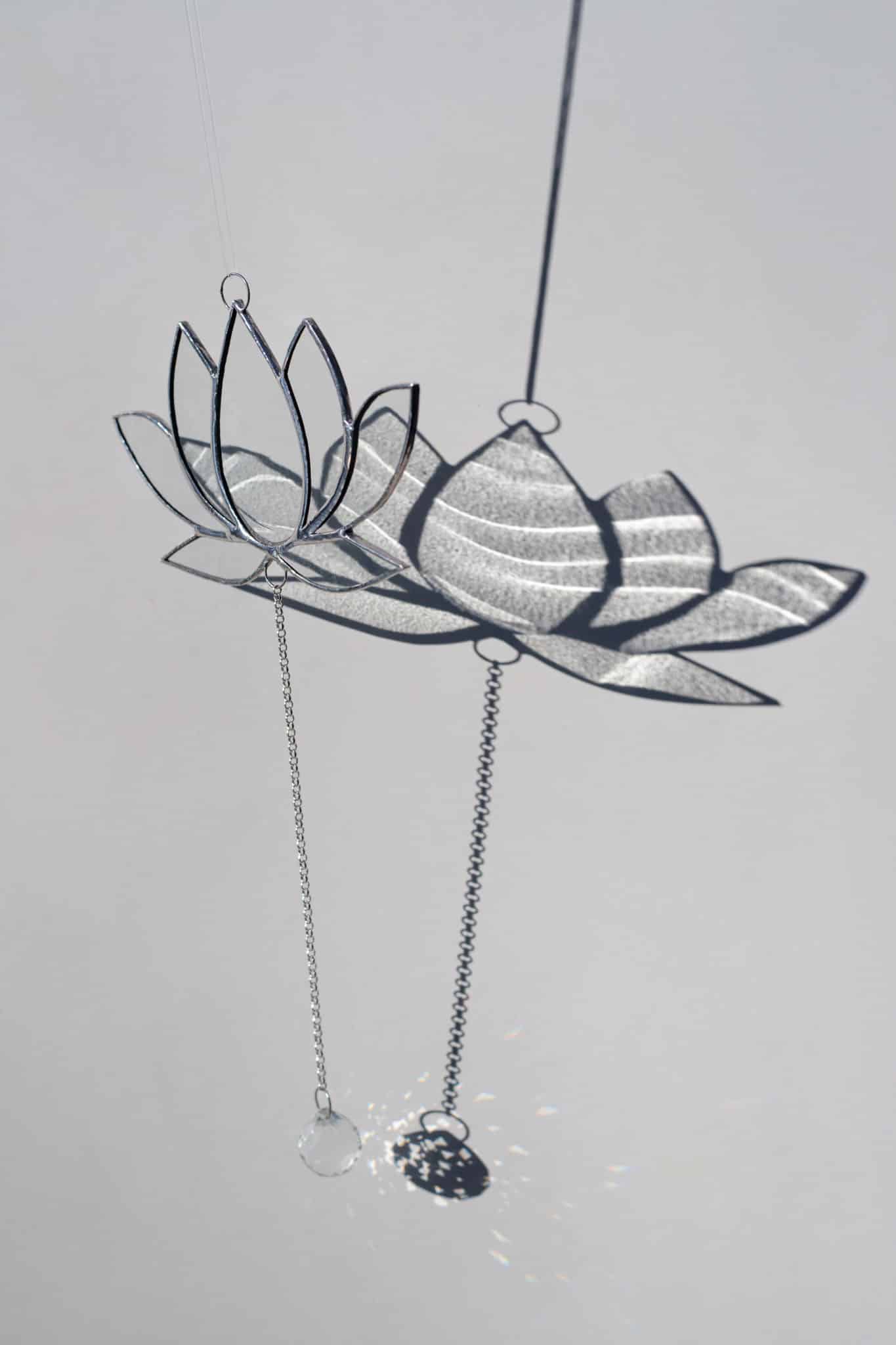 Závesná dekorácia do okna v tvare lotosu vyrobená Tiffany technikou.