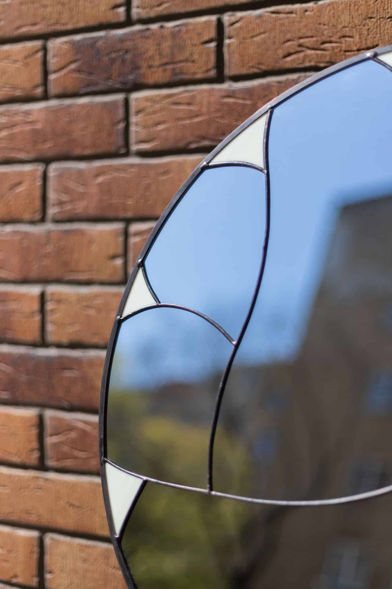 Originálne dizajnové nástenné zrkadlo do obývačky s ručne opracovaným rámom, autorský dizajn z rodinného ateliéru Naturium