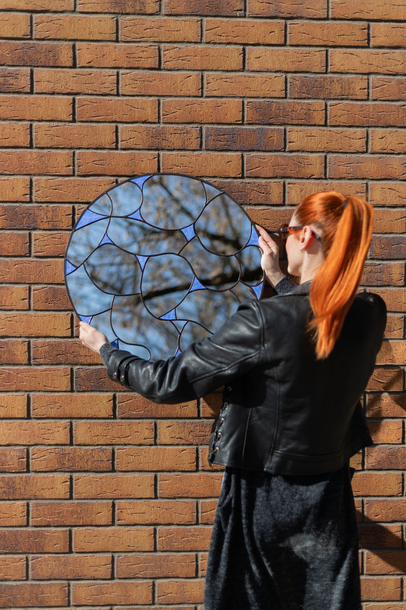 Originálne dizajnové nástenné zrkadlo do obývačky s ručne opracovaným rámom, autorský dizajn z rodinného ateliéru Naturium