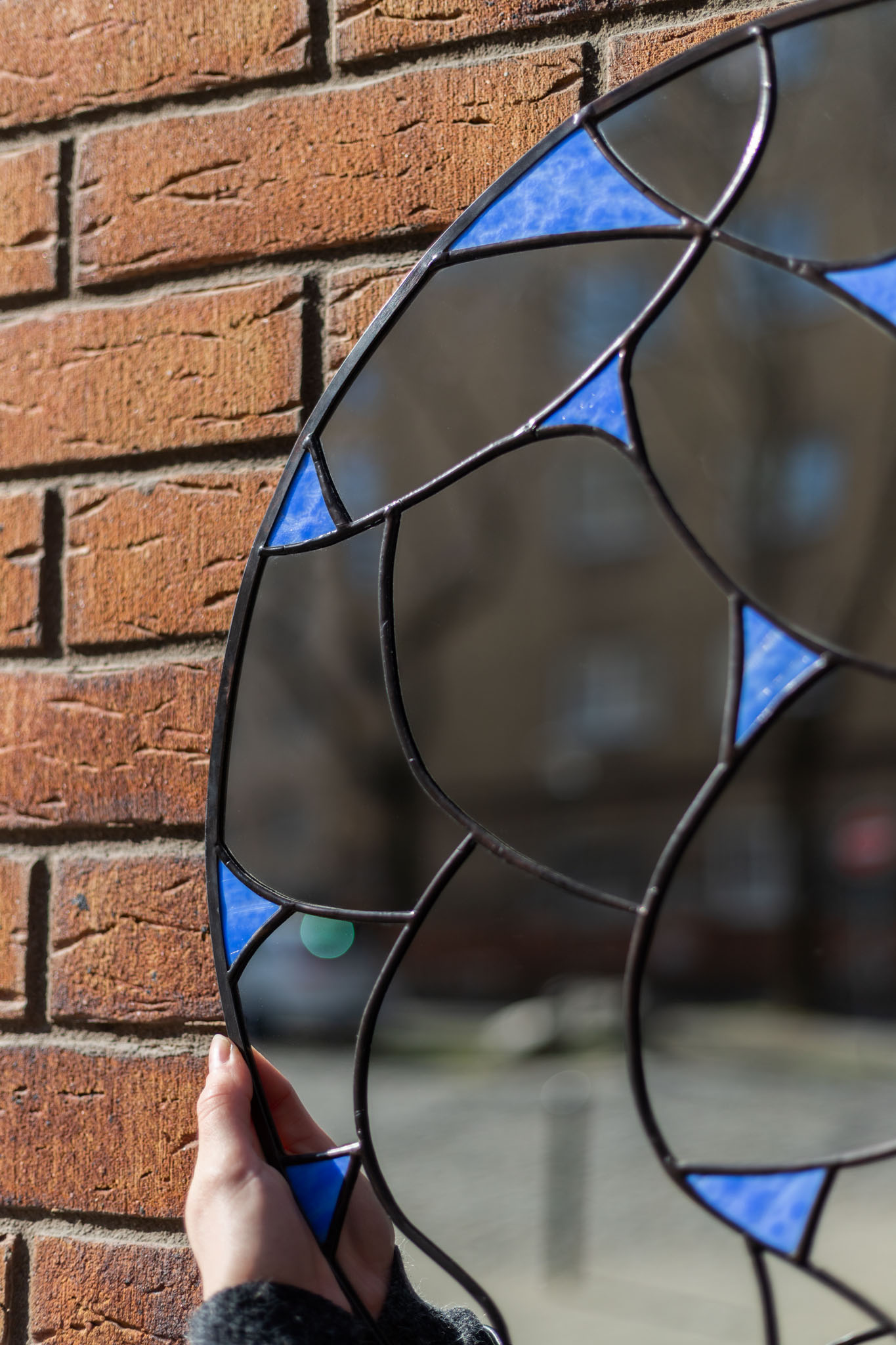 Originálne dizajnové nástenné zrkadlo do obývačky s ručne opracovaným rámom, autorský dizajn z rodinného ateliéru Naturium