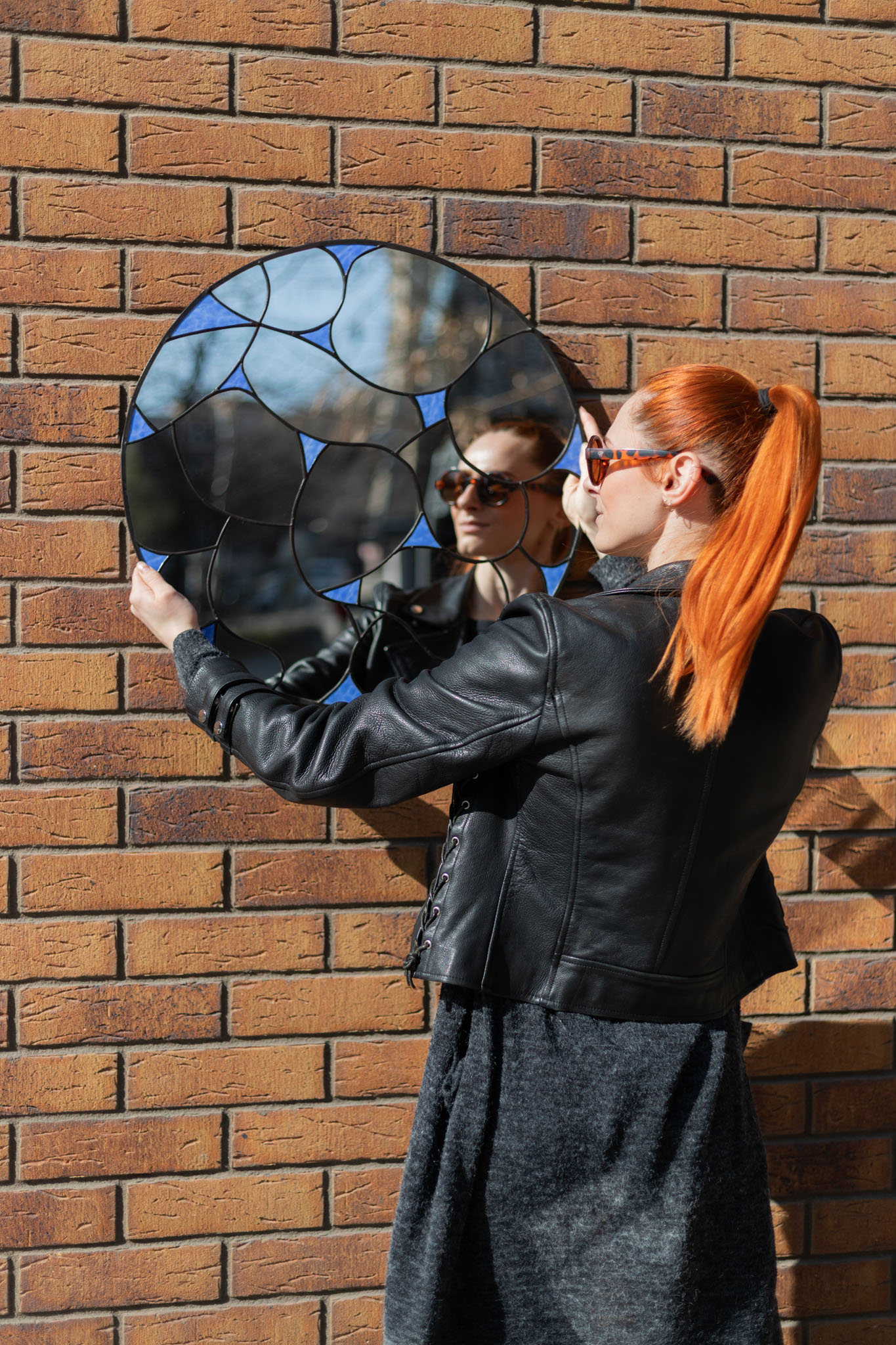 Originálne dizajnové nástenné zrkadlo do obývačky s ručne opracovaným rámom, autorský dizajn z rodinného ateliéru Naturium