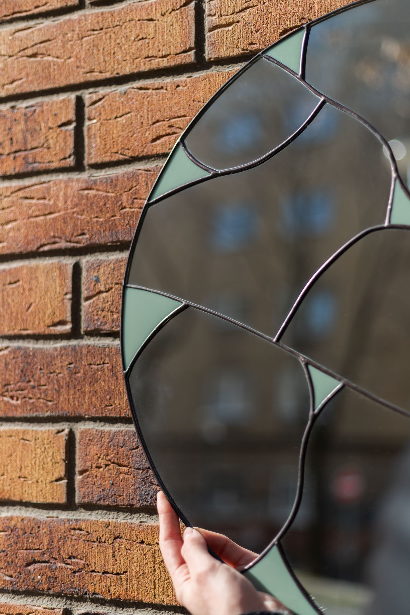 Originálne dizajnové nástenné zrkadlo do obývačky s ručne opracovaným rámom, autorský dizajn z rodinného ateliéru Naturium