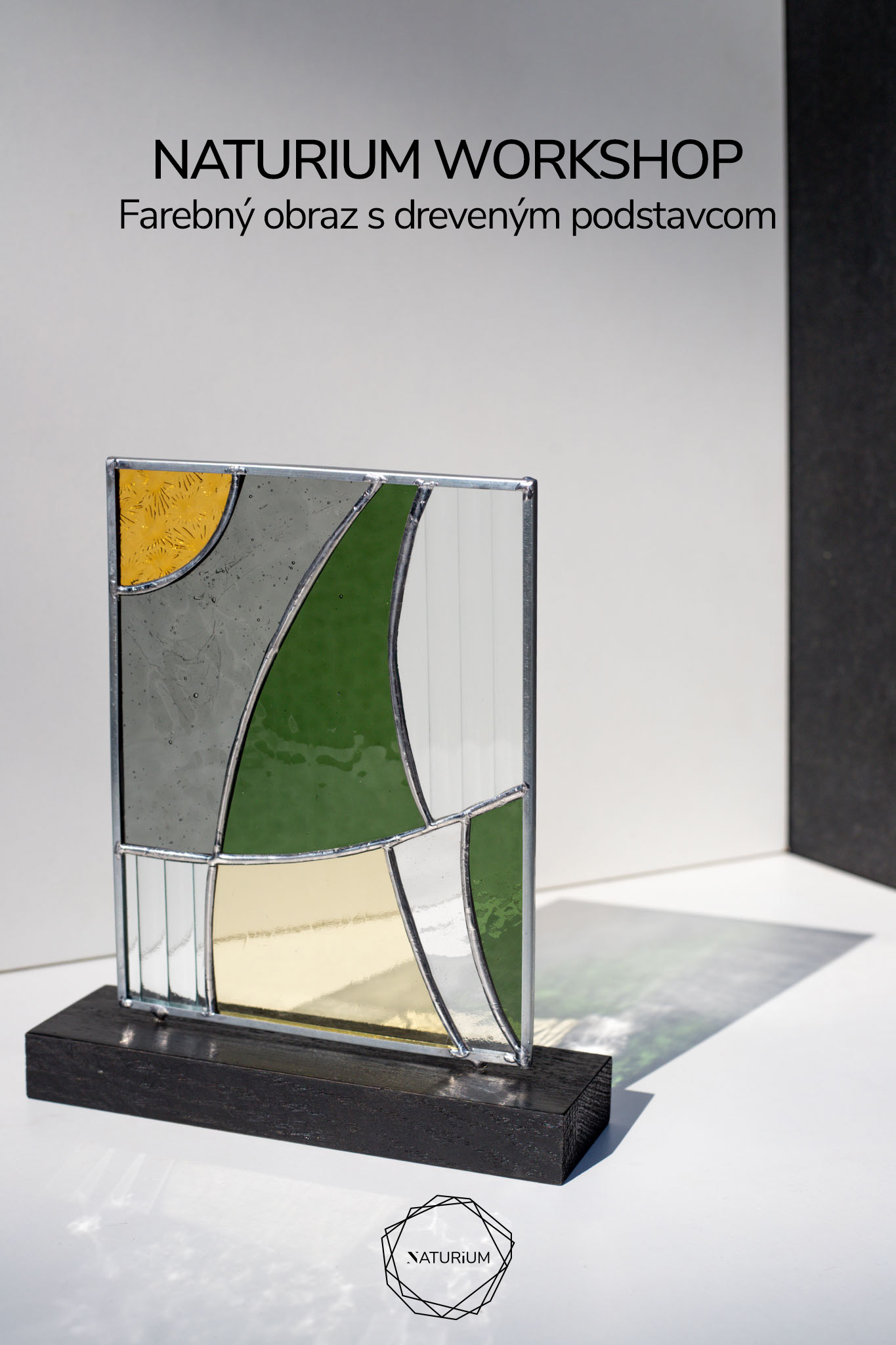 Ručne vyrobený farebný obraz technikou Tiffany z farebného skla na kreatívnom workshope