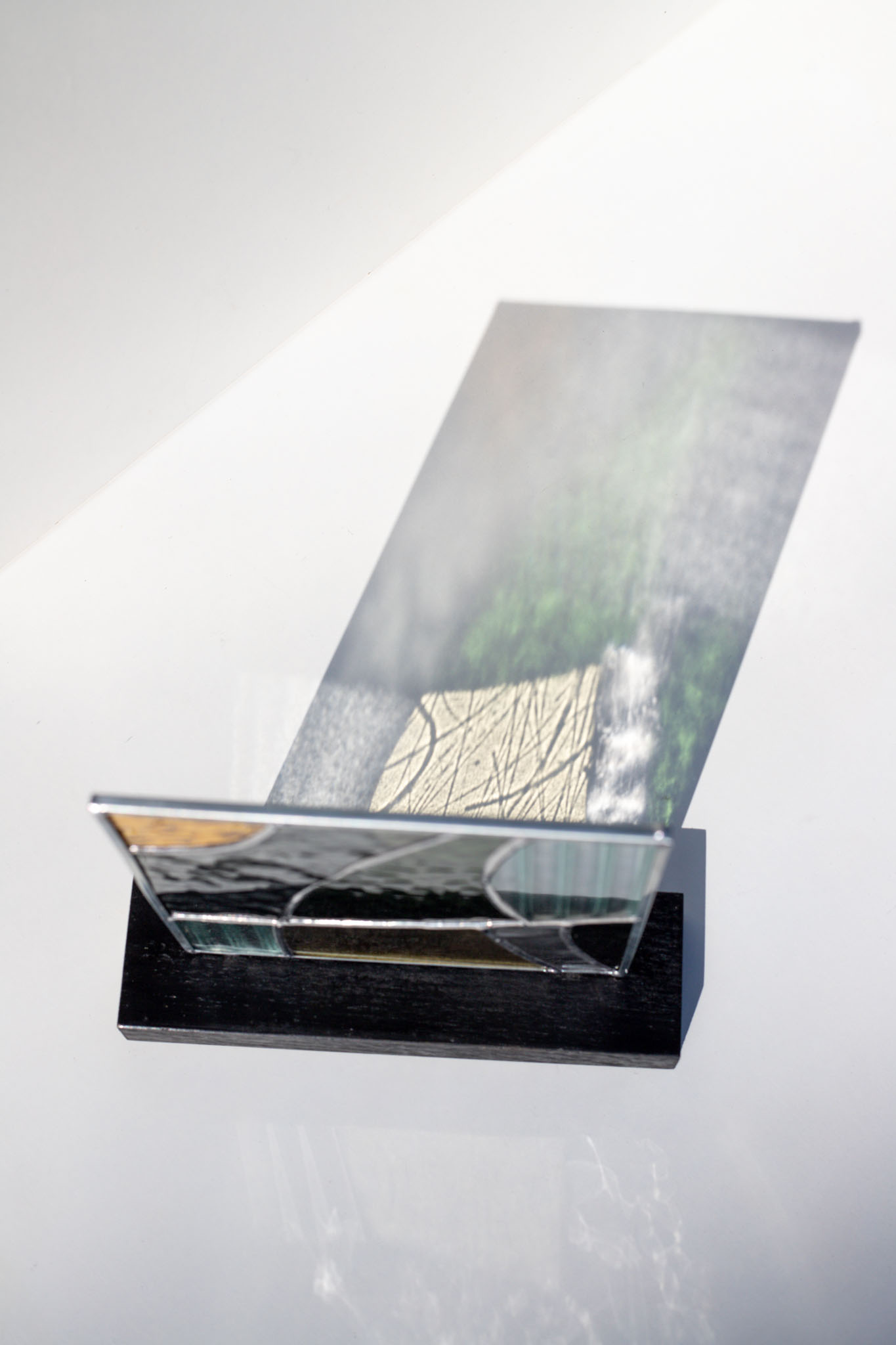 Malý farebný dizajnový obraz v kovovom ráme, moderné abstraktné umenie vhodné ako dekorácia na stenu alebo poličku do moderného interiéru