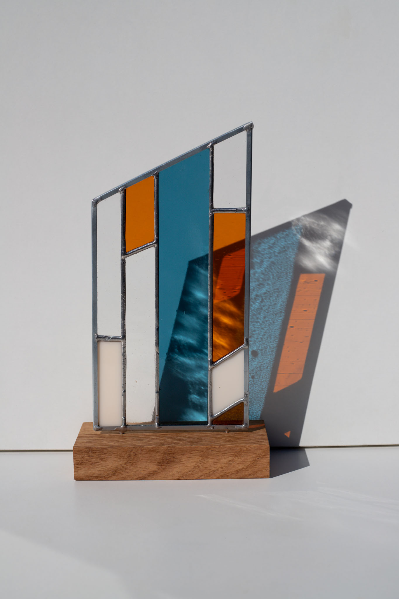 Malý farebný dizajnový obraz v kovovom ráme, moderné abstraktné umenie vhodné ako dekorácia na stenu alebo poličku do moderného interiéru