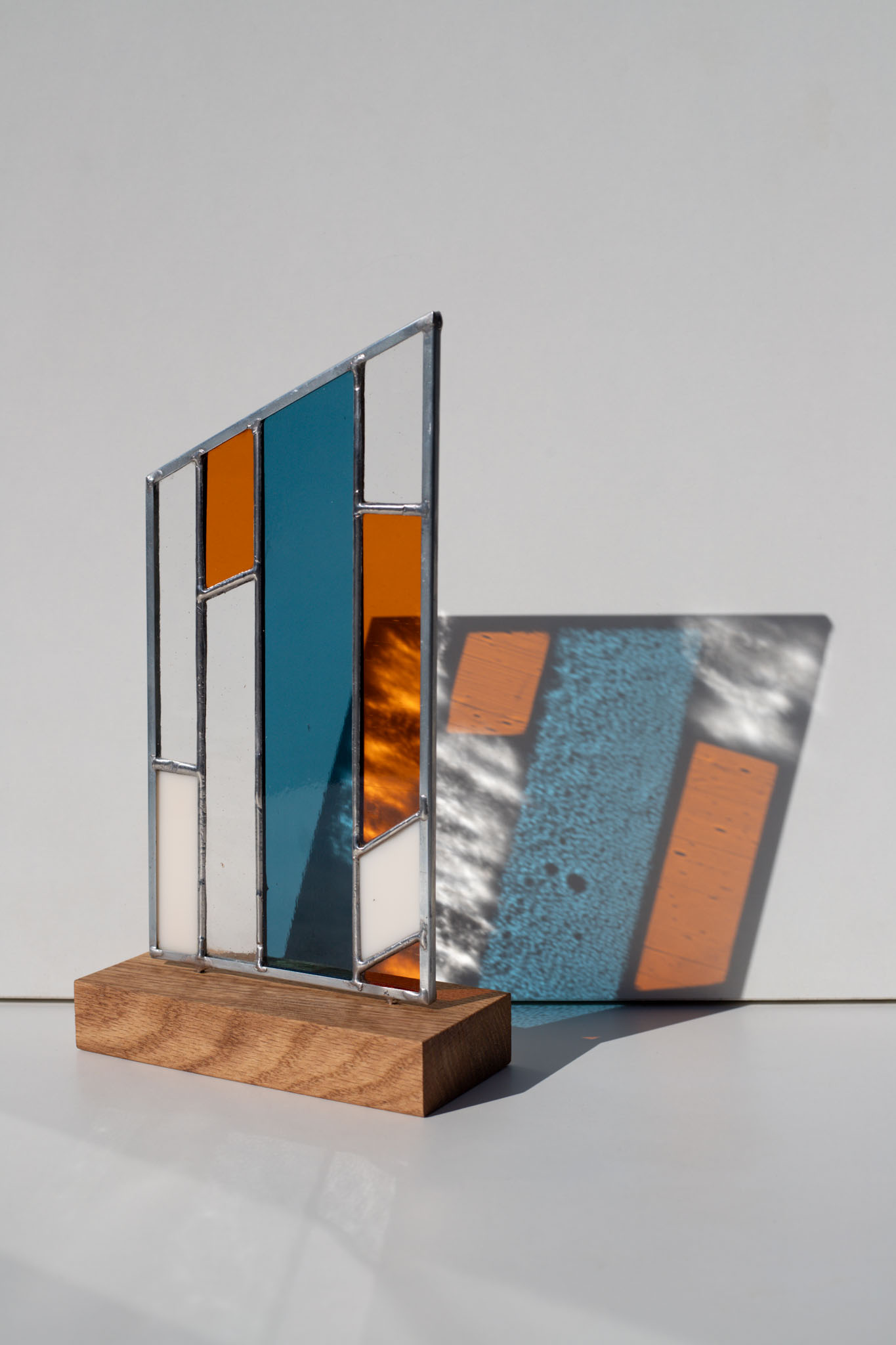 Malý farebný dizajnový obraz v kovovom ráme, moderné abstraktné umenie vhodné ako dekorácia na stenu alebo poličku do moderného interiéru