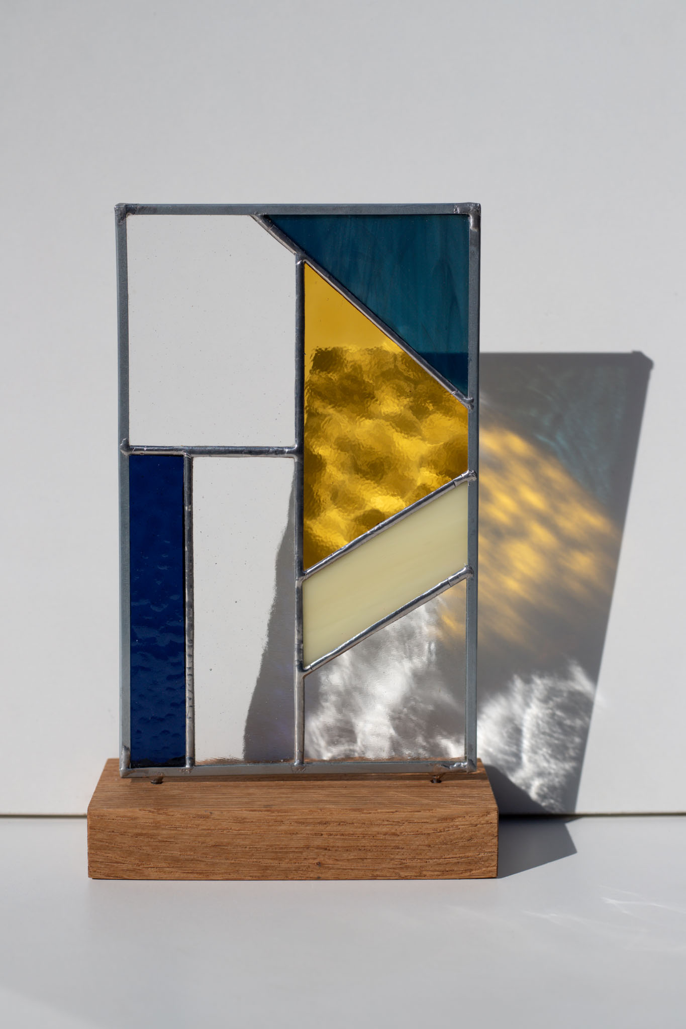 Malý farebný dizajnový obraz v kovovom ráme, moderné abstraktné umenie vhodné ako dekorácia na stenu alebo poličku do moderného interiéru