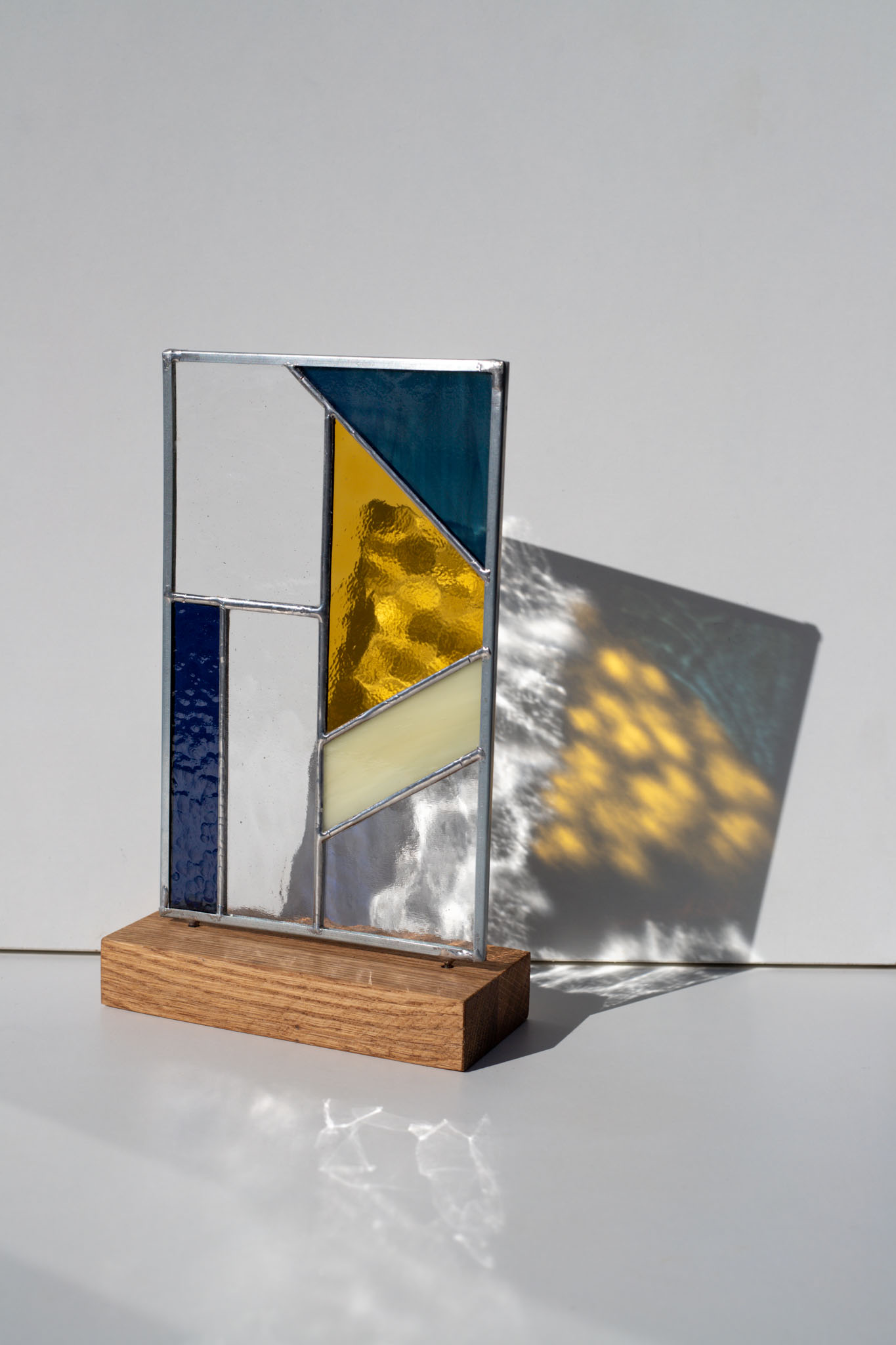 Malý farebný dizajnový obraz v kovovom ráme, moderné abstraktné umenie vhodné ako dekorácia na stenu alebo poličku do moderného interiéru