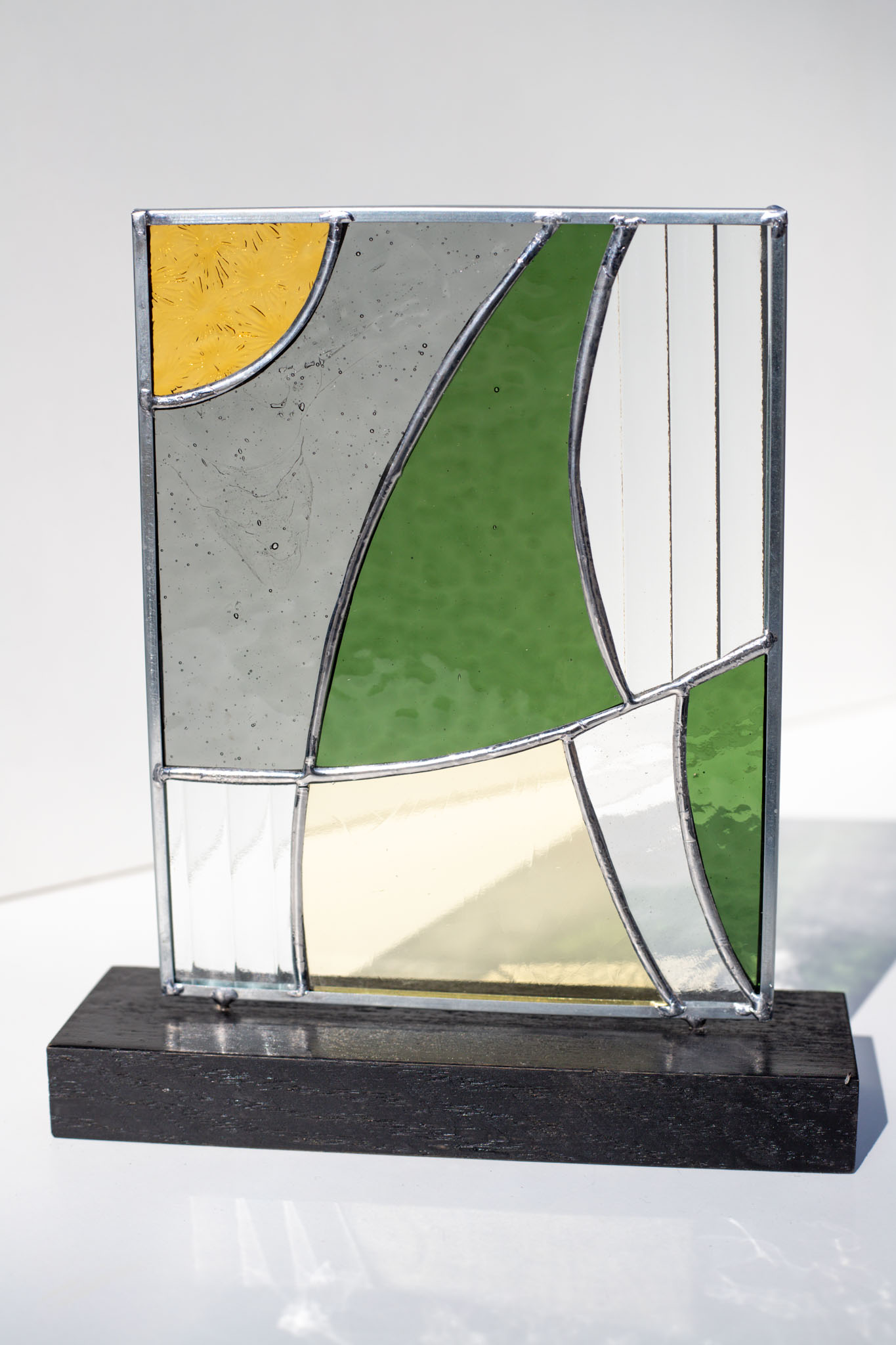 Malý farebný dizajnový obraz v kovovom ráme, moderné abstraktné umenie vhodné ako dekorácia na stenu alebo poličku do moderného interiéru