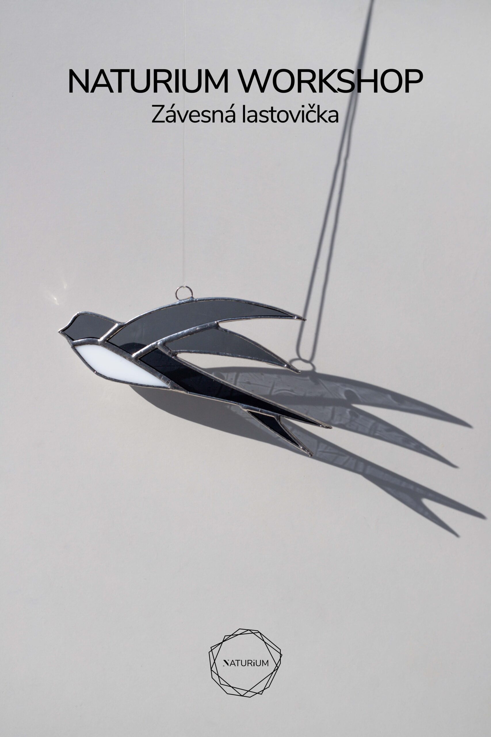 Výroba závesnej dekorácie technikou Tiffany na kreatívnom workshope pre dospelých a firmy