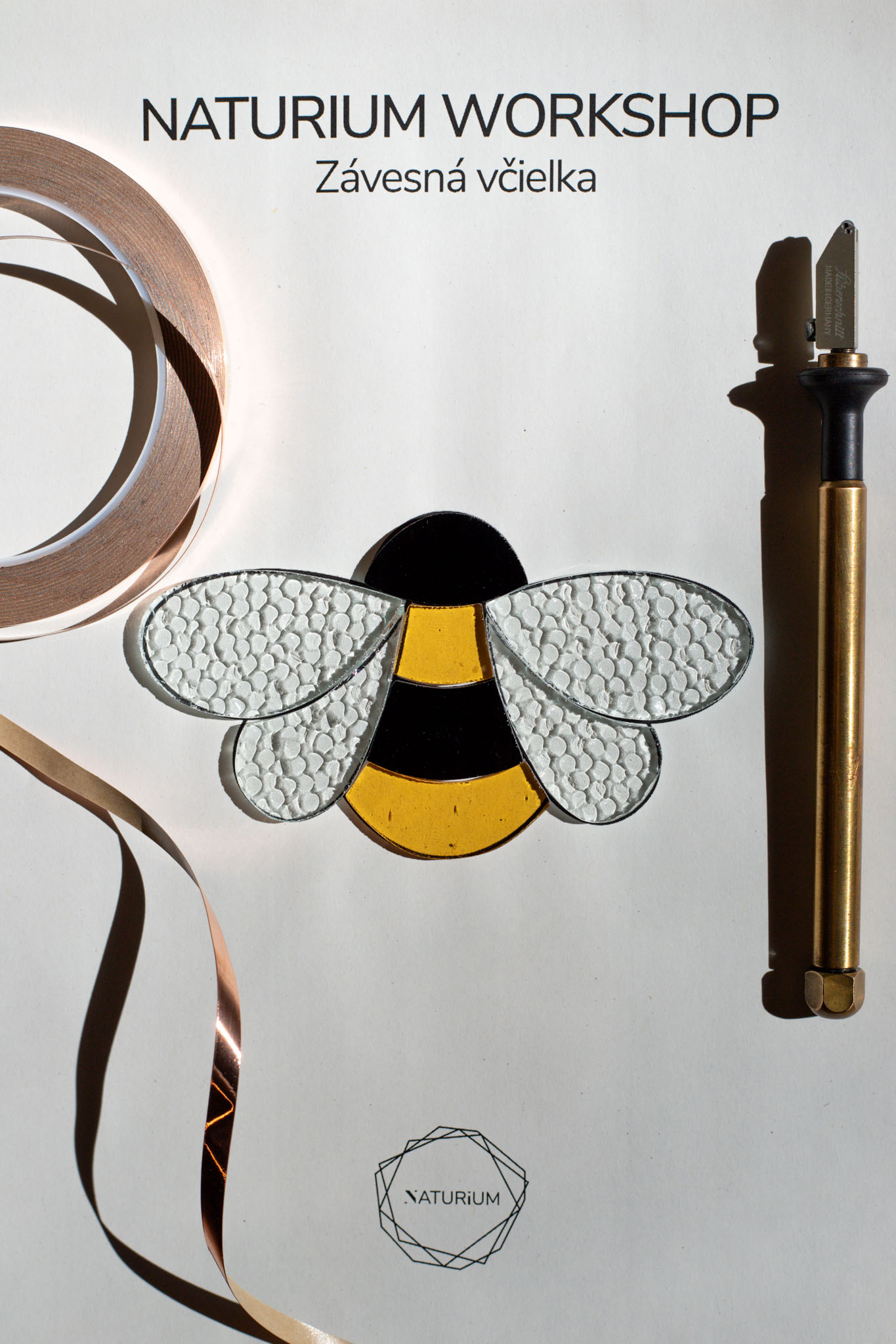 Kreatívny nápad na voľný čas v Bratislave: workshop výroby vitrážovej dekorácie v ateliéri Naturium.