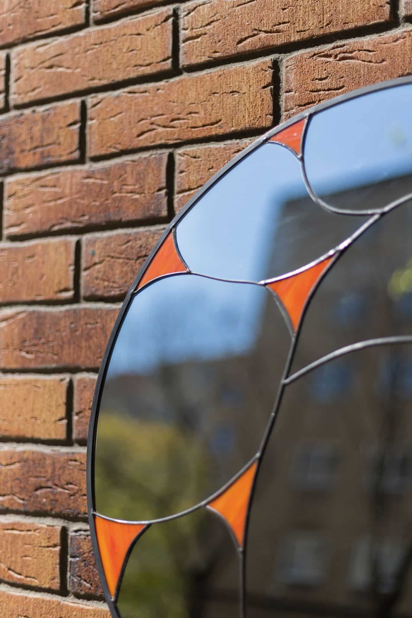 Originálne dizajnové nástenné zrkadlo do obývačky s ručne opracovaným rámom, autorský dizajn z rodinného ateliéru Naturium