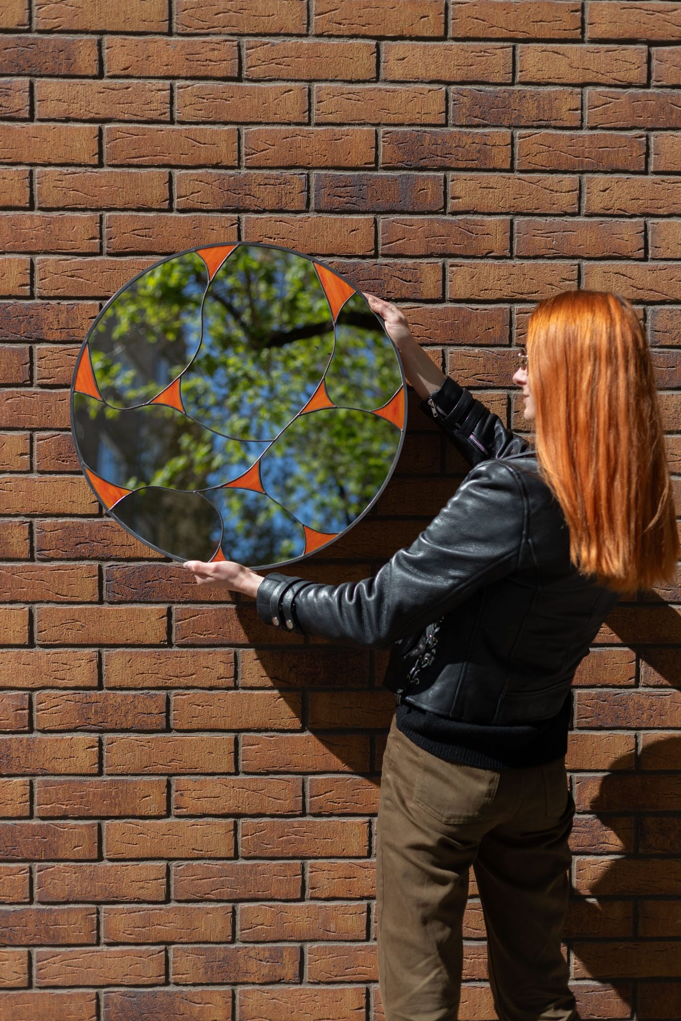 Originálne dizajnové nástenné zrkadlo do obývačky s ručne opracovaným rámom, autorský dizajn z rodinného ateliéru Naturium