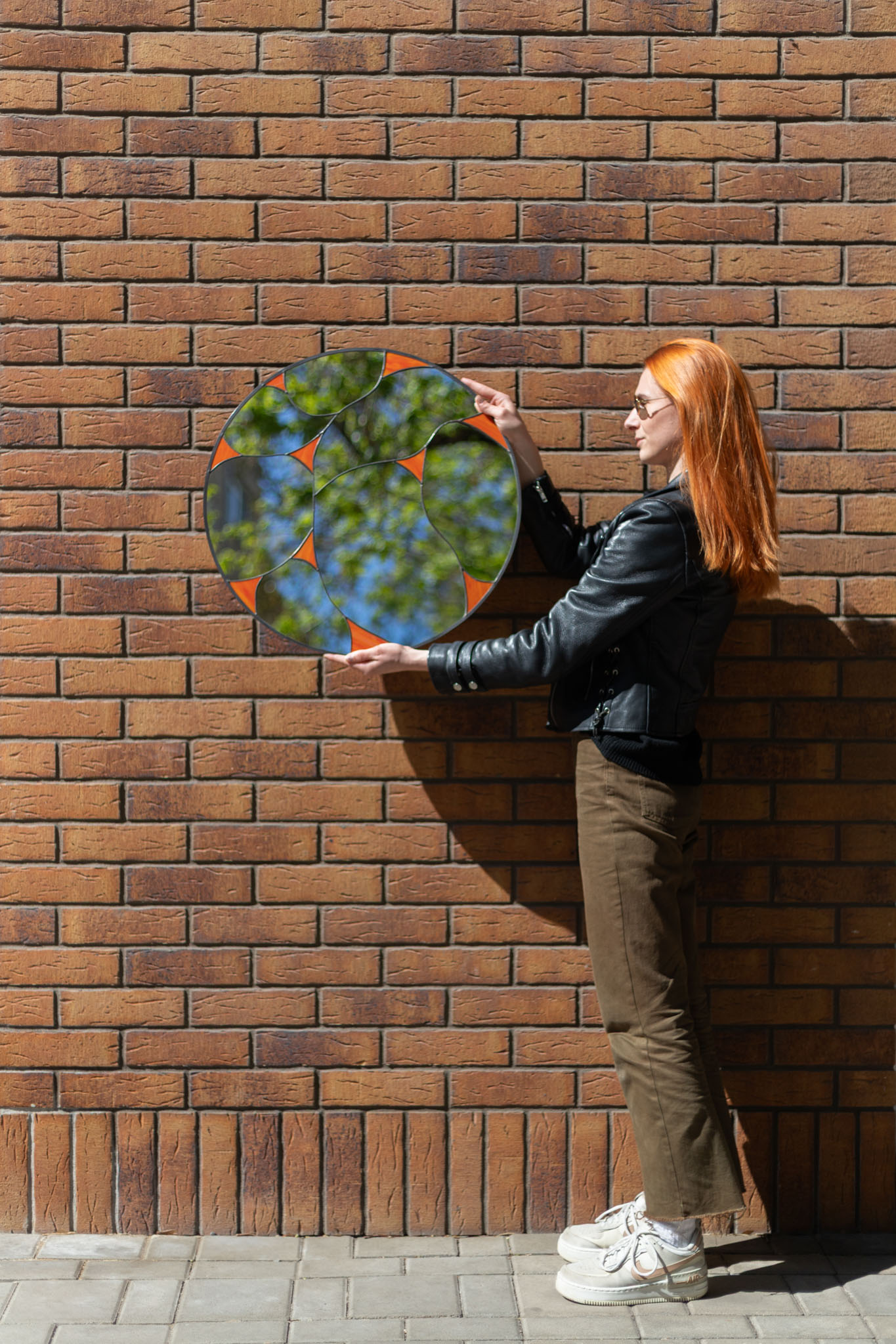 Originálne dizajnové nástenné zrkadlo do obývačky s ručne opracovaným rámom, autorský dizajn z rodinného ateliéru Naturium