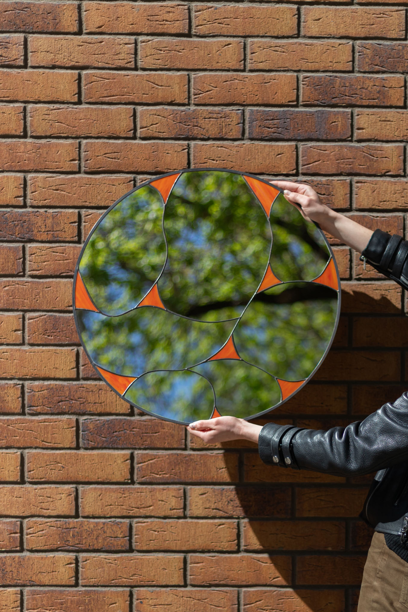 Originálne dizajnové nástenné zrkadlo do obývačky s ručne opracovaným rámom, autorský dizajn z rodinného ateliéru Naturium